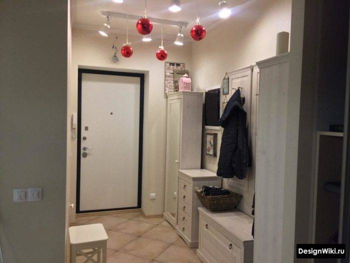 5 façons de sélectionner avec succès des meubles pour agrandir visuellement le couloir