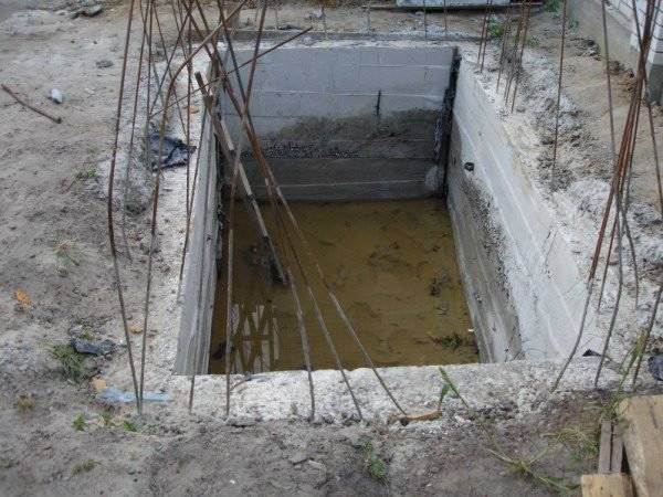 Comment faire une fosse de drainage: exigences de construction et exemple de construction de bricolage