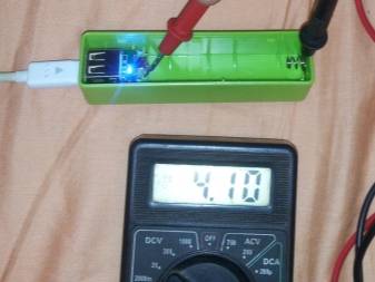 Comment vérifier la tension dans une prise avec un multimètre: règles de mesure