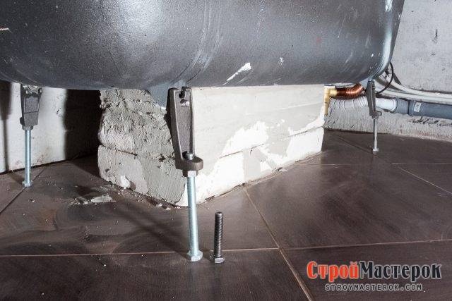 Les principales étapes de l'installation d'une baignoire de vos propres mains: options acrylique, fonte et acier