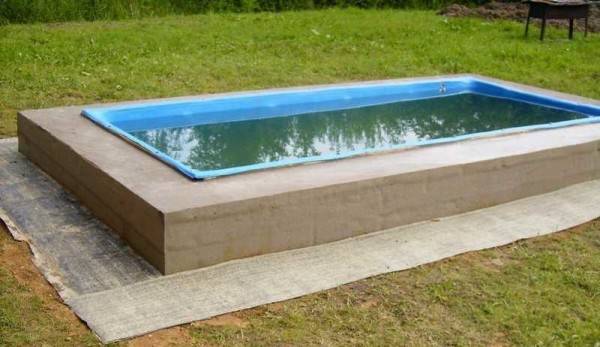 Comment faire une piscine dans le pays de vos propres mains: les meilleures options et master classes