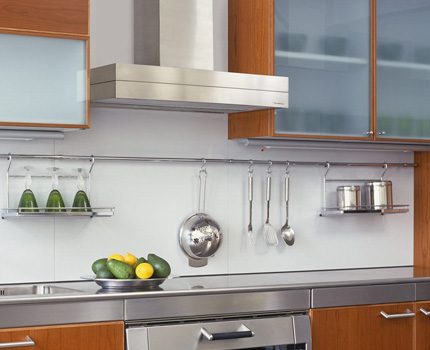 Comment installer une hotte si le tuyau de gaz interfère: instructions de travail