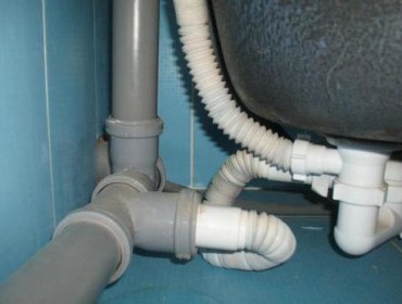 Pourquoi le plafond de la salle de bain fuit-il ?