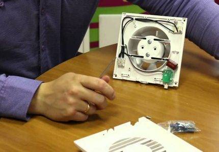 Installer un ventilateur d'extraction à faire soi-même dans la salle de bain