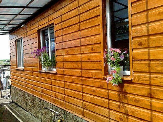 Comment recouvrir une maison en bois de l'extérieur: les meilleurs types de matériaux et leurs technologies d'installation