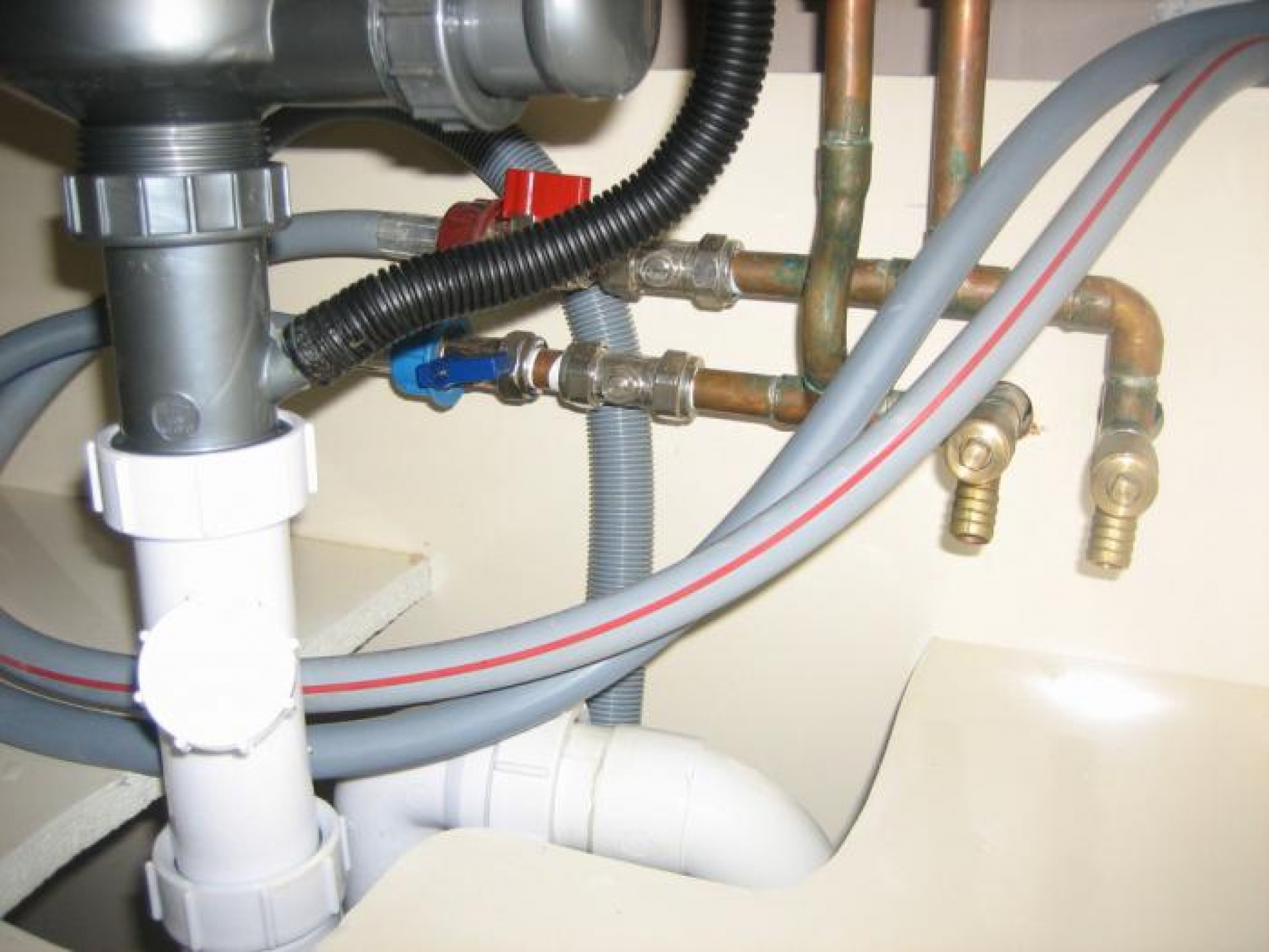 Comment connecter le lave-vaisselle à l'alimentation en eau et aux égouts de vos propres mains