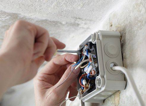 Défaillances courantes des sockets : comment réparer une prise de vos propres mains