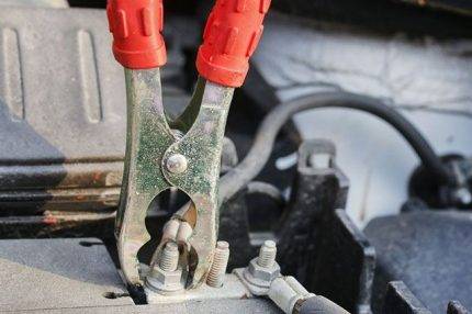 Dénuder les fils de l'isolant : méthodes et spécificités du retrait de l'isolant des câbles et des fils