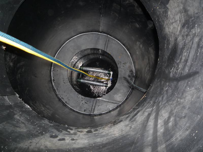 Imperméabilisation d'une fosse septique à partir d'anneaux en béton de l'intérieur à partir des eaux souterraines