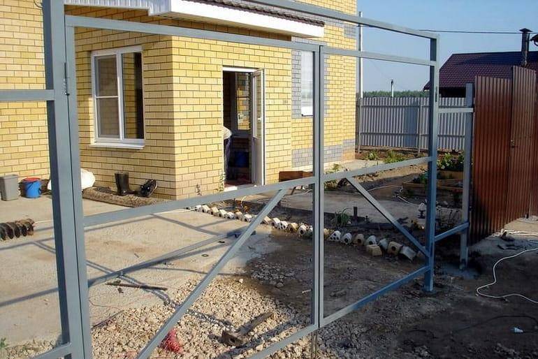 Comment faire un portail de vos propres mains en carton ondulé: dessins + instructions étape par étape