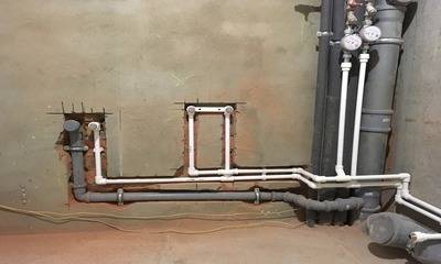 Comment remplacer les colonnes montantes d'eau dans un appartement: un guide étape par étape