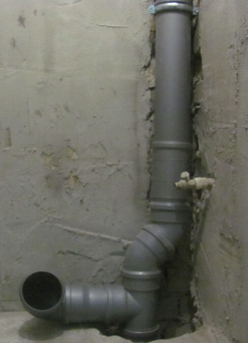 Remplacement de l'égout dans l'appartement de vos propres mains: instructions détaillées pour remplacer la colonne montante et les tuyaux