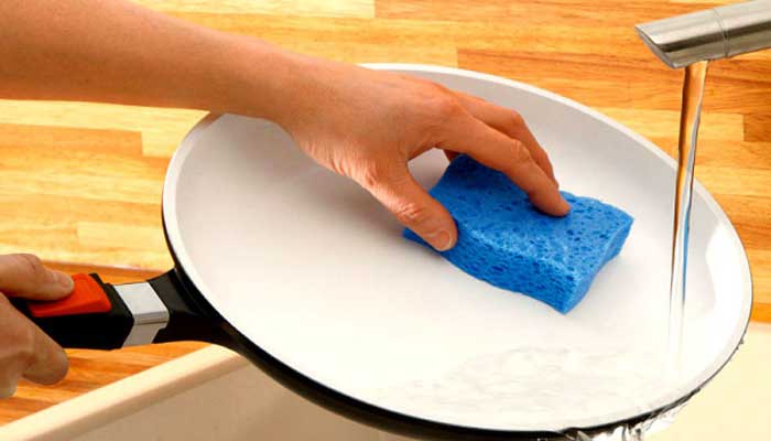 3 façons simples et efficaces de nettoyer une poêle en fonte des dépôts de carbone