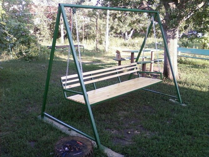 Balançoire pour enfants à faire soi-même à la campagne - un vrai travail pour un père aimant