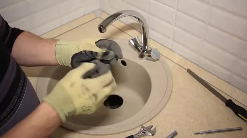 Comment installer un robinet dans la salle de bain sur le mur de vos propres mains