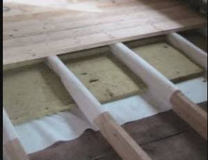 Planchers d'eau chaude sur un plancher en bois: caractéristiques de la pose du système sur une base en bois