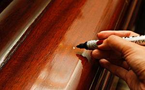 8 remèdes efficaces pour enlever les rayures des meubles