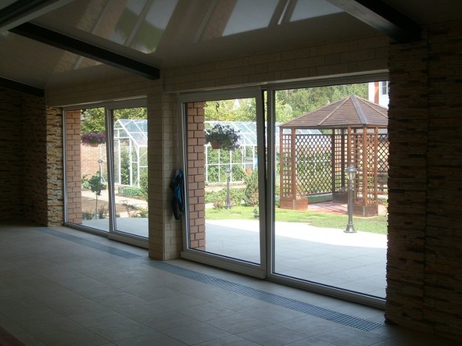 Vitres teintées sur le balcon: types de films, critères de sélection et caractéristiques d'installation