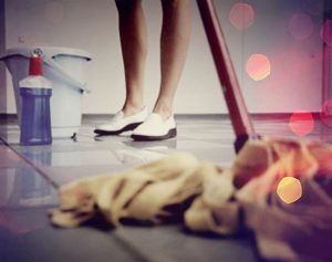 À quelle fréquence les sols doivent-ils être nettoyés et aspirés correctement ?