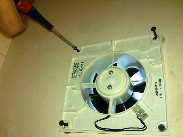 Hotte aspirante dans la salle de bain: règles de sélection et caractéristiques d'installation