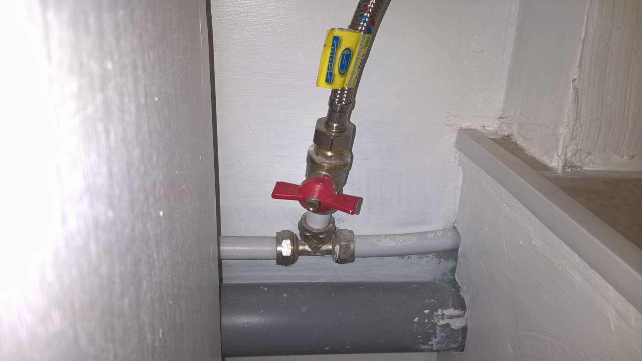 Remplacement des tuyaux dans la salle de bain et les toilettes: comment changer de vos propres mains /