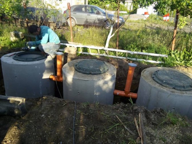 Fosse septique à deux chambres en anneaux de béton: instructions de construction