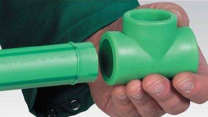 Plomberie à faire soi-même dans une maison de campagne privée: règles d'aménagement