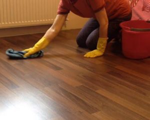 À quelle fréquence les sols doivent-ils être nettoyés et aspirés correctement ?