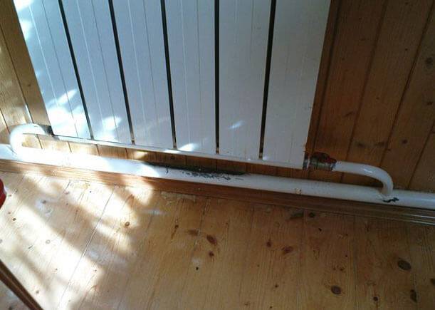 Est un système de chauffage radiant adapté au chauffage d'une maison à un étage