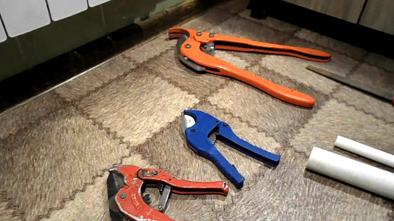 Ciseaux pour couper les tuyaux en plastique: quels outils pour le filetage pp et pnd sont les meilleurs, comment utiliser des outils manuels professionnels pour les produits polymères