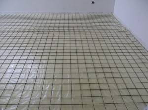 Chauffage au sol sous stratifié sur un sol en bois : quel système est le meilleur + notice de pose