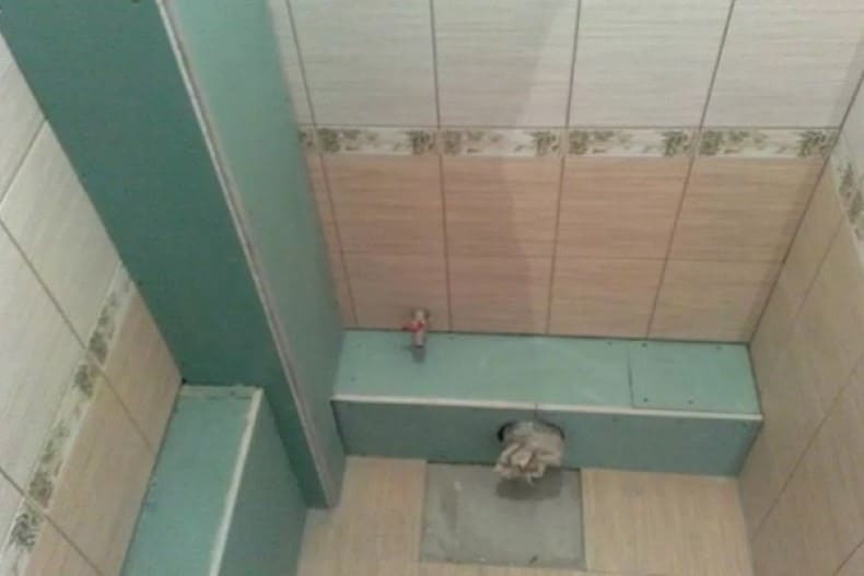 Comment fermer les tuyaux dans les toilettes: comment cacher et cacher au mieux le pipeline