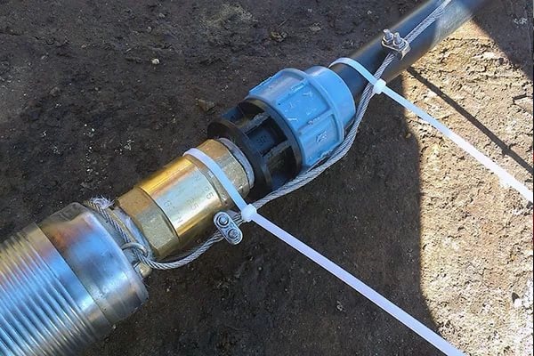 Pose de tuyaux en PEHD dans le sol. faites attention à ces moments