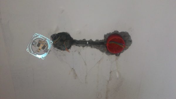 3 façons de déplacer soigneusement l'interrupteur d'éclairage vers un endroit pratique sans fermeture