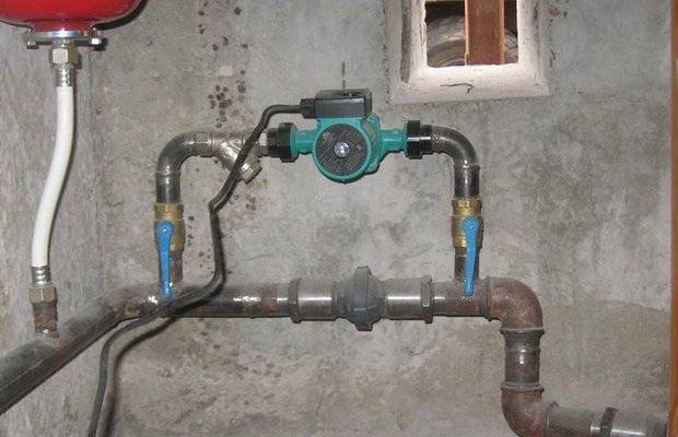 Installation d'une pompe dans un système de chauffage: analyse des règles et astuces d'installation de base