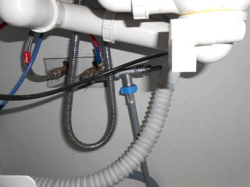 Raccordement du lave-vaisselle à l'alimentation en eau et aux égouts