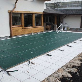 Comment préparer une piscine frame préfabriquée toutes saisons pour l'hiver ?