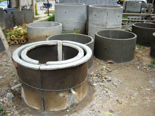 Installation à faire soi-même d'un puits à partir d'anneaux en béton armé sur le site
