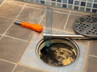 Comment faire un caniveau de douche dans le sol sous le carrelage: guide de construction et d'installation