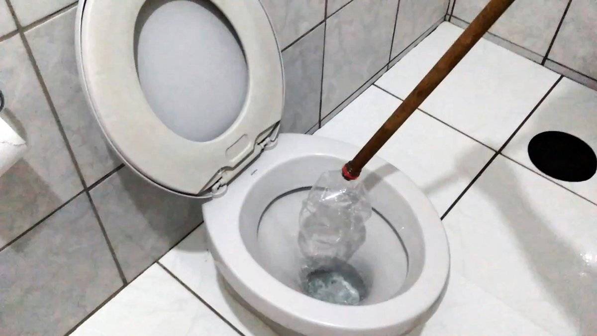 Comment nettoyer les toilettes avec une bouteille: instructions détaillées