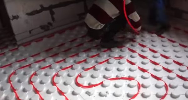 Plancher d'eau chaude dans une maison privée: schémas, règles de l'appareil + instructions d'installation