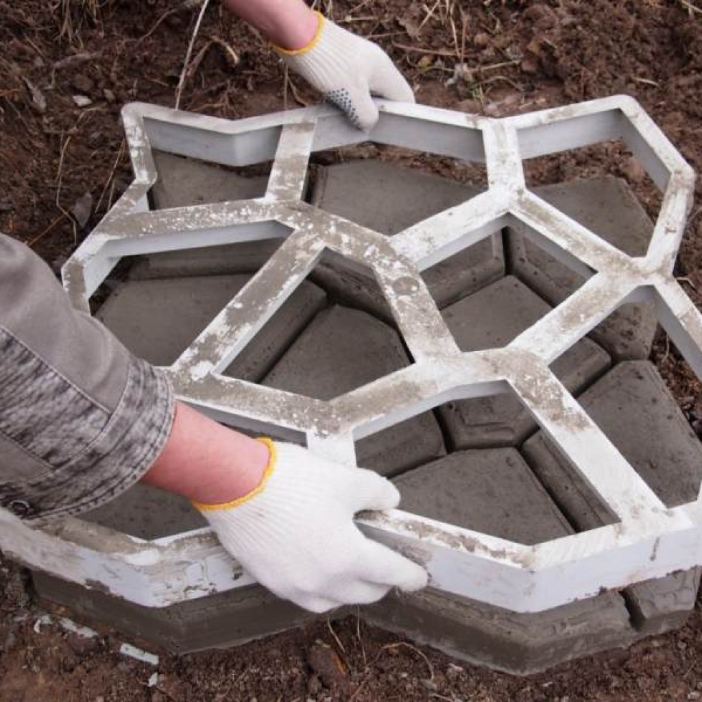 Fabriquer des pavés de vos propres mains: moules pour pavés et instructions de pose étape par étape