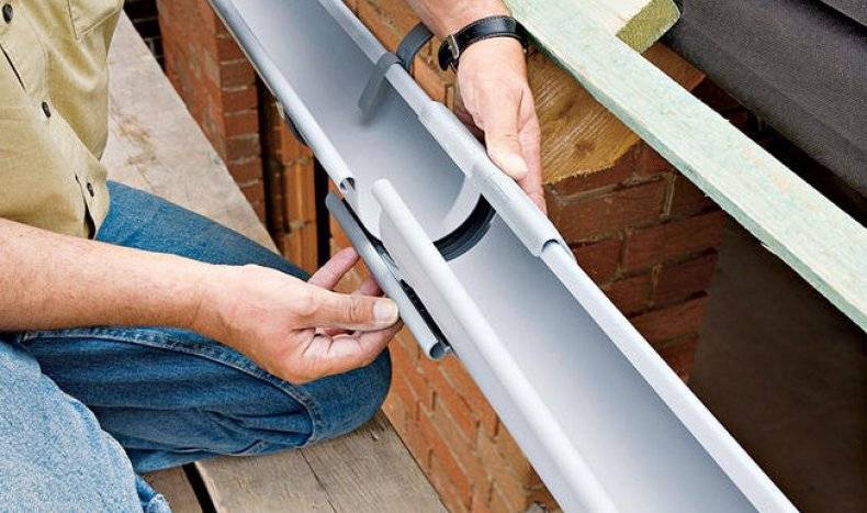 Instructions pour l'installation de gouttières pour le toit: comment effectuer vous-même les travaux d'installation