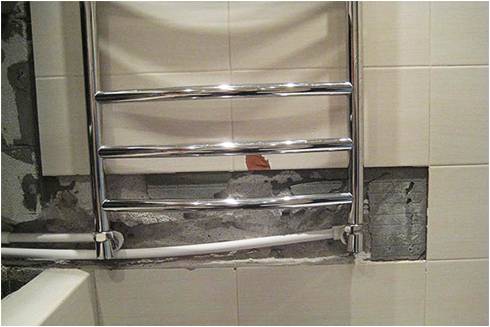 Comment remplacer un sèche-serviettes dans la salle de bain selon les règles