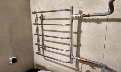 Comment connecter un sèche-serviettes à la colonne montante d'eau chaude et au circuit de chauffage de vos propres mains