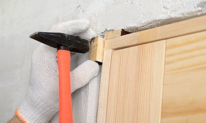 Comment installer une porte intérieure sans seuil et avec seuil: étapes d'installation à faire soi-même