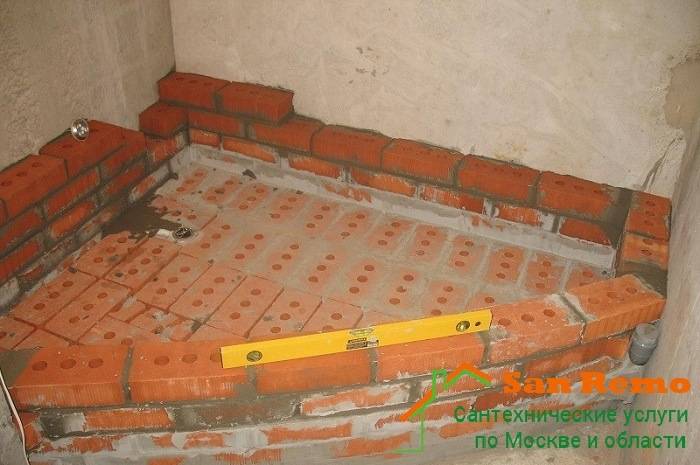 Les principales étapes de l'installation d'une baignoire de vos propres mains: options acrylique, fonte et acier