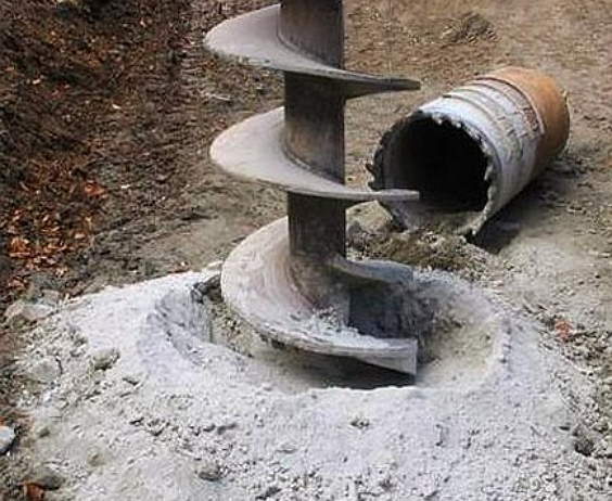 Apprendre à forer des puits à la main