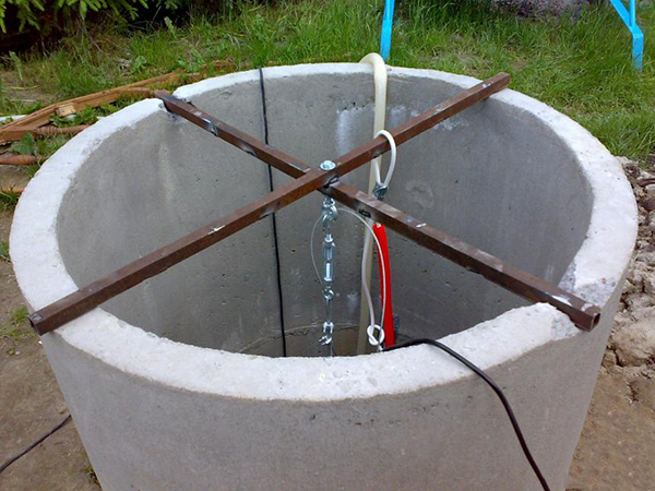 Pompe pour pomper l'eau d'un puits: installation de drainage et submersible à faire soi-même, comment utiliser et comment accrocher - schéma de connexion
