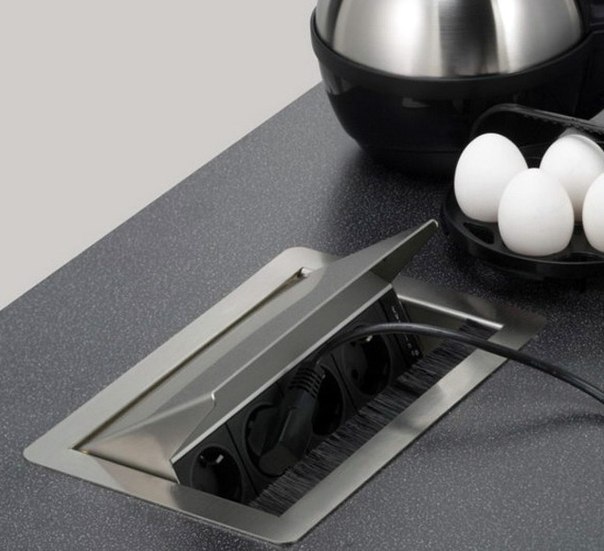 Sélection et installation de prises escamotables et encastrées dans le comptoir